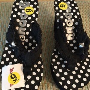 NWT Groove “Sassy” Platform Black Sandals Sz 9